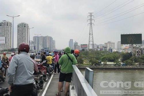 Đang đi trên đường, thanh niên bỏ lại xe máy nhảy cầu Sài Gòn tự tử