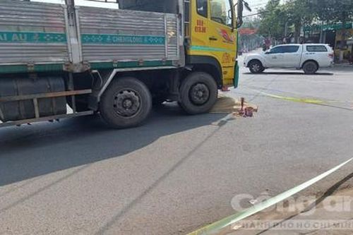 Bình Dương: Xe tải ôm cua cán tử vong sinh viên Đại học năm nhất