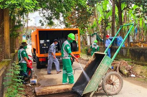 Những hình ảnh ít biết về công việc thầm lặng của những công nhân ngày ngày 'thu gom rác trong lòng đất'
