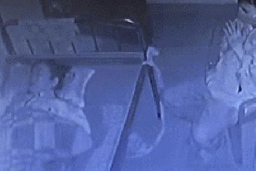 Vợ F0 trở nặng, chồng chắp tay trước giường cầu nguyện, xem camera mà bật khóc
