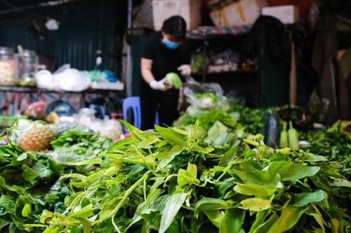 Rau xanh tăng giá vùn vụt giữa dịch, sốc nhất là giá sả, gừng,thì là, bà nội trợ ra chợ không biết mua gì
