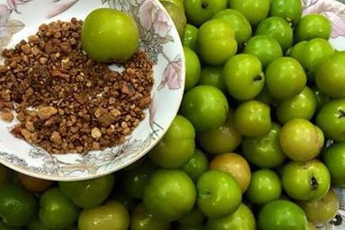 Mận cơm đầu mùa chua chát nhưng chị em thích đến 'nghiện', gần 100.000/kg vẫn tranh nhau mua