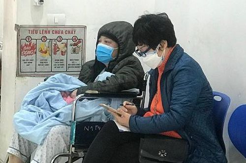 Hà Nội chìm trong rét buốt, người bệnh và người nhà cùng ... mệt