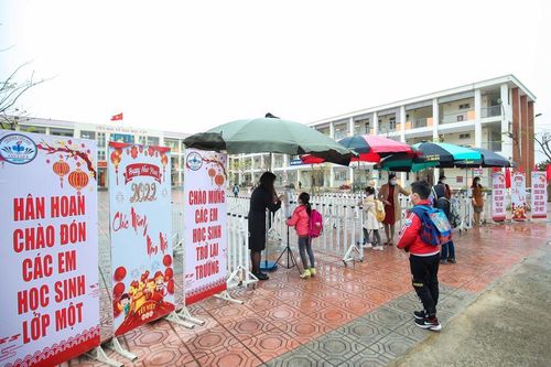Tỷ lệ học sinh đi học trực tiếp trên cả nước giảm mạnh