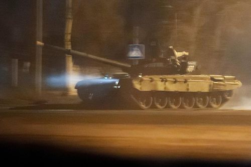Xe tăng T-72B3 tiến thẳng vào Donetsk ở miền Đông Ukraine