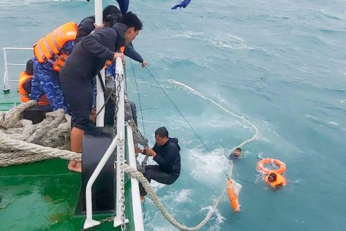 Tìm thấy 4 ngư dân ôm can nhựa trôi dạt ở vùng biển Lý Sơn