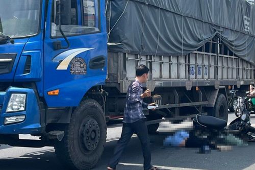 Nữ sinh tử vong khi va chạm với xe tải