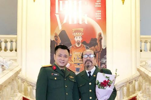 Gây 'bão' mạng với bức ảnh chụp cùng bố, NSND Tự Long nhận nghìn 'like'