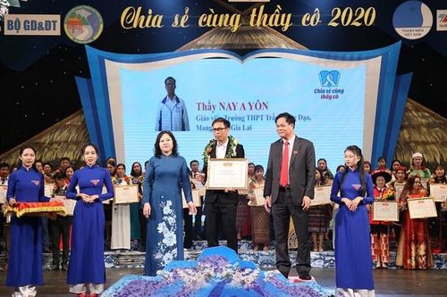 Thầy Nay A Yôn: Ăn cơm độn lấy bằng thạc sĩ và nâng bước trò nghèo
