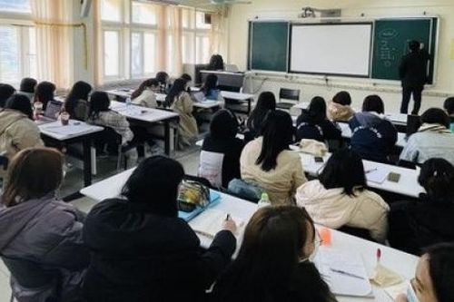 Hà Nội: Covid-19 tăng mạnh, nhiều trường đại học hoãn học trực tiếp