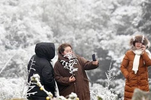 Du lịch 'đắt khách' vì băng tuyết xuất hiện