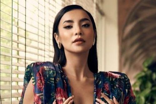 Bùi Linh Chi khoe thần thái sắc lạnh