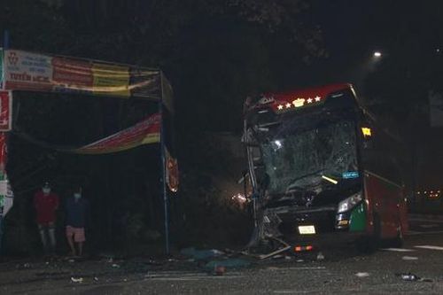 Hai xe khách tông nhau, hơn 10 người nhập viện