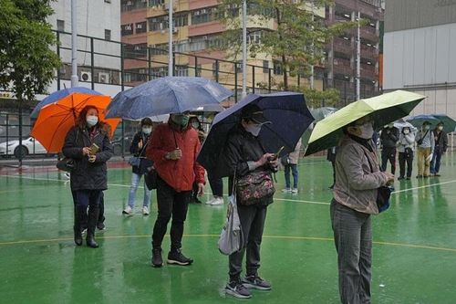 Hong Kong xét nghiệm toàn dân, Nữ Hoàng Anh hủy lịch làm việc vì nhiễm Covid-19