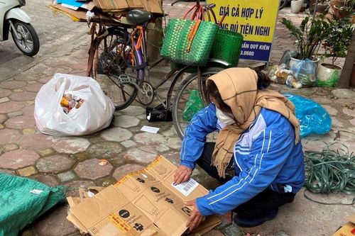 Người lao động nhọc nhằn mưu sinh giữa trời rét buốt tại Hà Nội