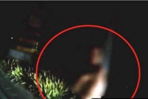 Nghe tiếng khóc rấm rứt giữa đêm, cảnh sát phát hiện cô gái khỏa thân giữa đường