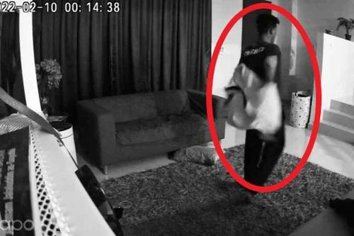 Xem camera an ninh thì thấy có người lạ, chủ nhà sợ tái mặt khi tiếp tục nhận được tin nhắn kỳ lạ