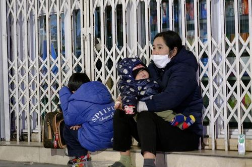 Xót xa cảnh mẹ đơn thân cùng 2 con nhỏ ngủ vỉa hè giữa đêm đông buốt giá ở Hà Nội