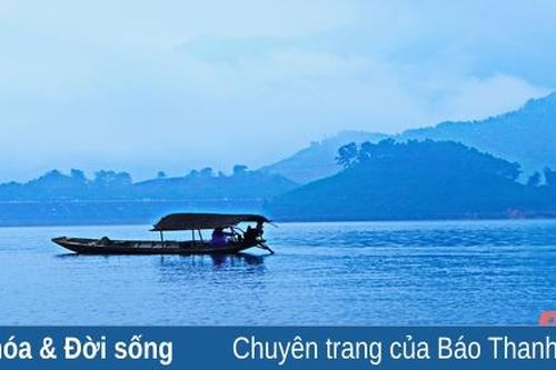 Du xuân trên lòng hồ Cửa Đạt