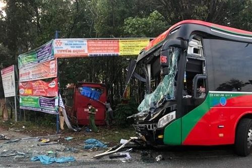 Hai xe khách tông nhau, hơn 10 người nhập viện