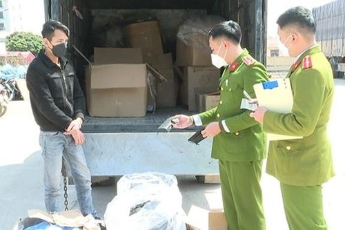 Bắt vụ vận chuyển khẩu trang và găng tay y tế không rõ nguồn gốc