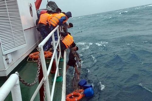 Cứu sống 9 ngư dân trên tàu cá tỉnh Quảng Ngãi bị chìm