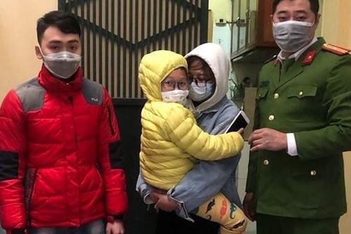 Trưởng Công an phường cùng người dân phá cửa cứu cháu bé kẹt trong đám cháy