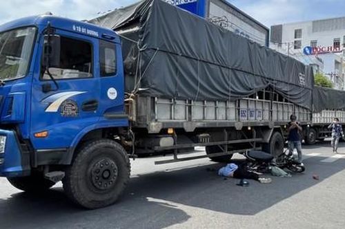 Xe máy va chạm xe tải, nữ sinh tử vong thương tâm