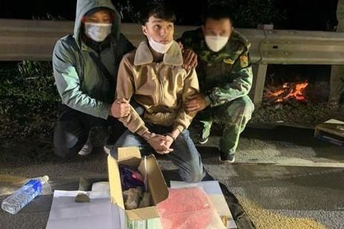 Thanh niên ném 12.000 viên ma túy qua kính ô tô để phi tang