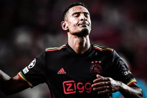 Tiền đạo Ajax ghi bàn sau khi phản lưới