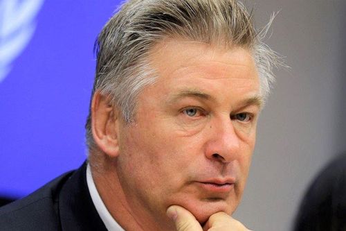 Alec Baldwin bị yêu cầu chịu trách nhiệm vụ nổ súng chết người
