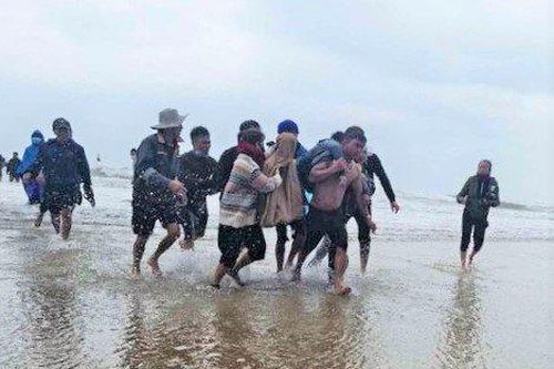 Sóng đánh chìm 8 tàu cá, 14 ngư dân thoát nạn