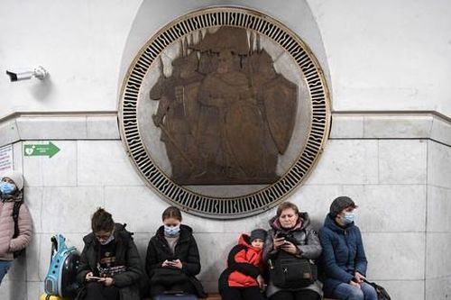 Người dân Ukraine sợ hãi chạy khỏi Thủ đô Kiev