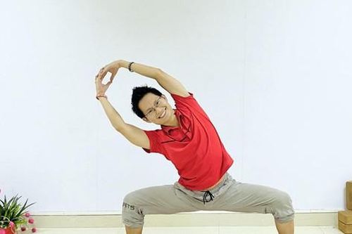 Nhà vô địch Yoga làm YouTube dạy tập miễn phí mùa dịch