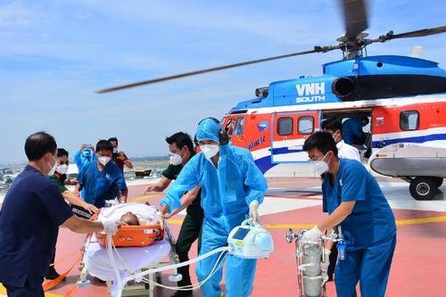Trực thăng đưa bệnh nhân nặng từ Trường Sa về đất liền điều trị