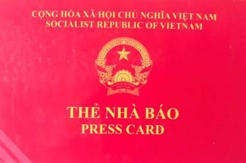 Phát hiện đối tượng dùng thẻ nhà báo giả và đi xe ô tô biển số giả