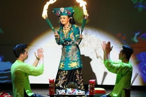 Hầu đồng - nét đẹp văn hóa bị biến tướng