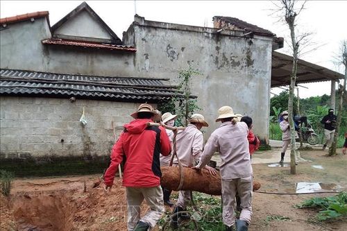 Xử lý thành công quả bom nặng gần 230 kg trong vườn nhà dân
