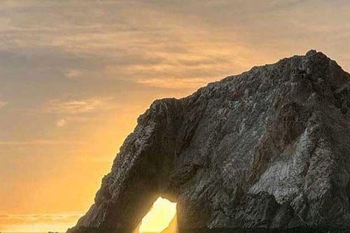 Sửng sốt với tảng đá khổng lồ hình con voi giữa biển khơi