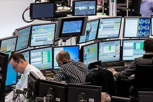 Giá vàng, giá dầu rủ nhau leo dốc, chứng khoán toàn cầu 'đỏ lửa'