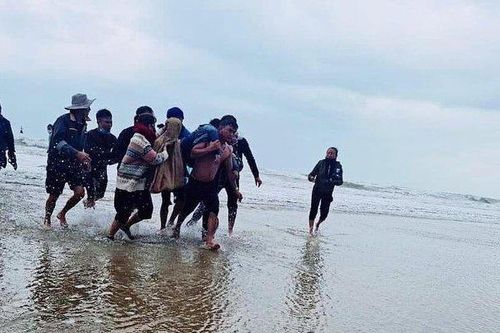 Sóng lớn đánh chìm 8 thuyền đánh cá, 16 ngư dân bị rơi xuống biển