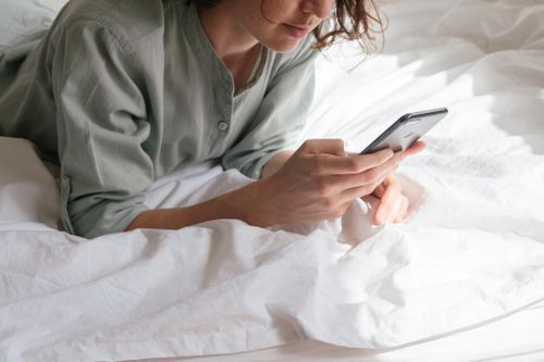 Mối nguy chết người từ thói quen sạc điện thoại mà nhiều người đang mắc phải