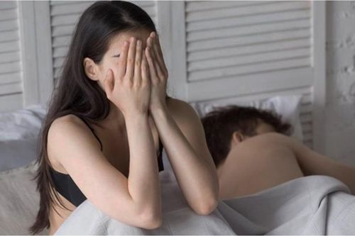 Cưới nhau xong chồng vẫn không chịu chung giường, vợ gặng hỏi thì cay đắng nhận ra sự thật