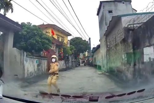Clip: Tài xế lùi xe như bay trên đoạn đường hẹp để chạy trốn CSGT nhưng hành động sau đó mới gây bức xúc