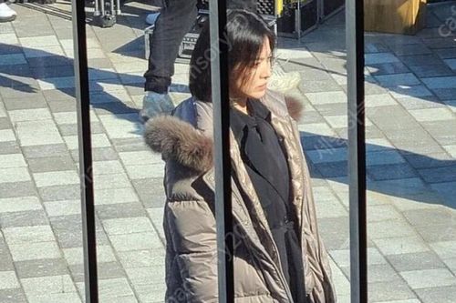 Song Hye Kyo bị chụp lén ở hậu trường phim mới: Tóc ngắn, mặt như 'mất sổ gạo'