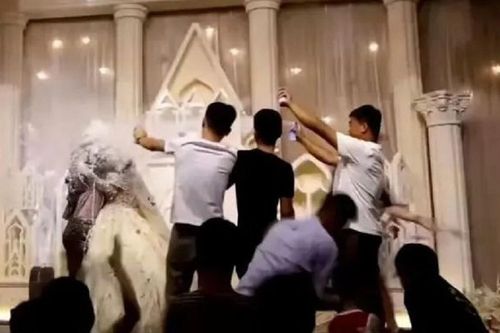 Bị bạn của chú rể cố tình đùa ác trong đám cưới, cô dâu òa khóc đòi ly hôn