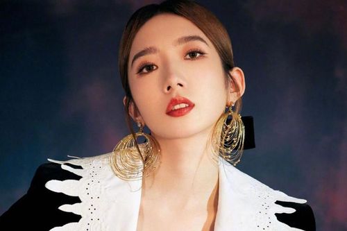 Mạnh Mỹ Kỳ được Uông Hải Lâm khen ngợi diễn xuất, netizen mỉa mai: 'Được trả bao nhiêu tiền PR vậy?'