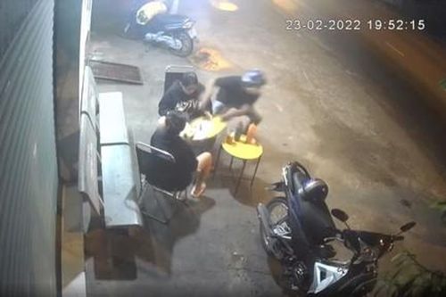 Truy xét 2 thanh niên táo tợn cướp điện thoại, ví tiền của cô gái ở Sài Gòn
