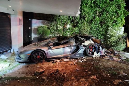 Xe tải gây tai nạn khiến Lamborghini Aventador SVJ hư hỏng nặng