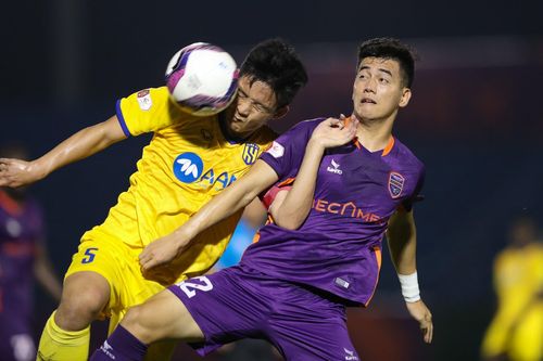 Tiến Linh bất lực trước hàng thủ của SLNA